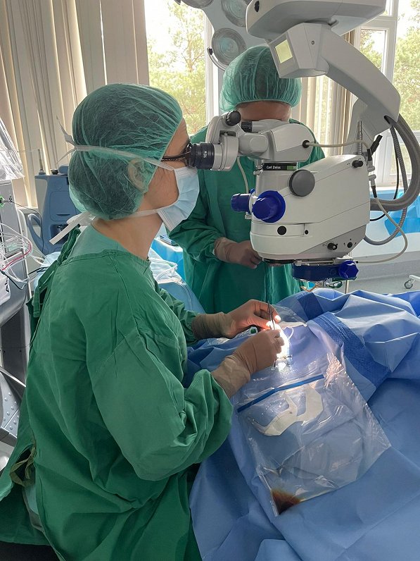 Operē oftlamoloģe, acu mikroķirurģe Līga Radecka un ārste-rezidente Laura Grava