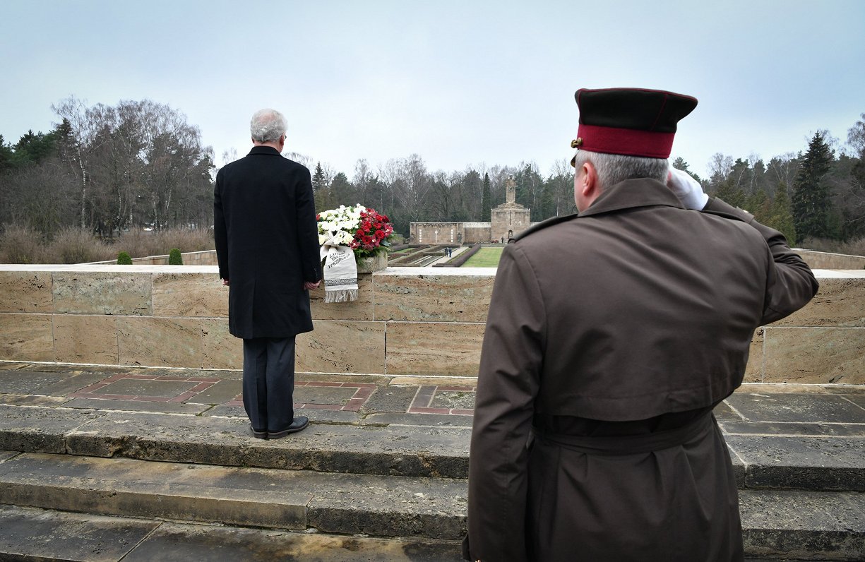 Valsts prezidents Egils Levits Lāčplēša dienā noliek ziedus Rīgas Brāļu kapos.