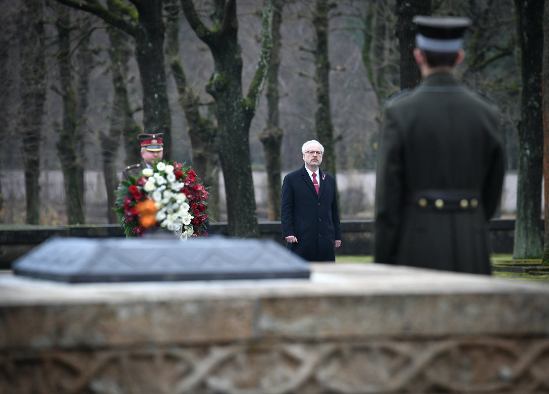 Valsts prezidents Egils Levits Lāčplēša dienā noliek ziedus Rīgas Brāļu kapos.