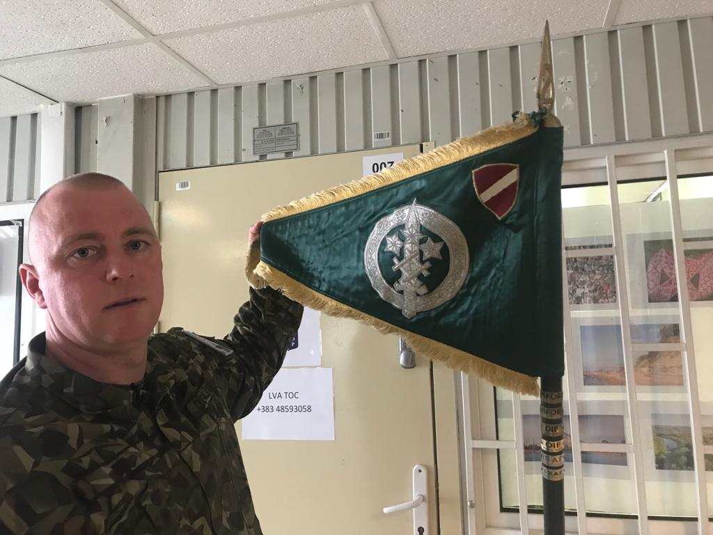 Latvijas karavīru karogs dienesta vietā Kosovā