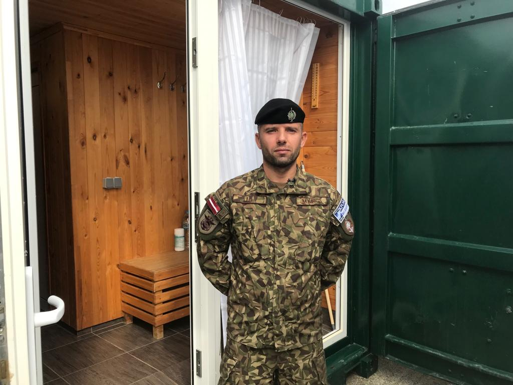 Latvijas karavīri Kosovā saņem misijas laikā Afganistānā tapušo pirtiņu