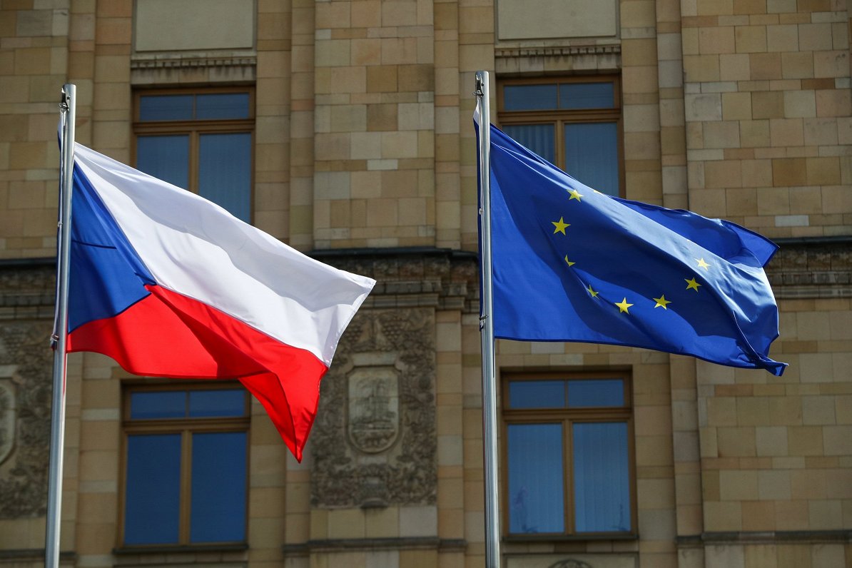 Čehijas un Eiropas Savienības karogi