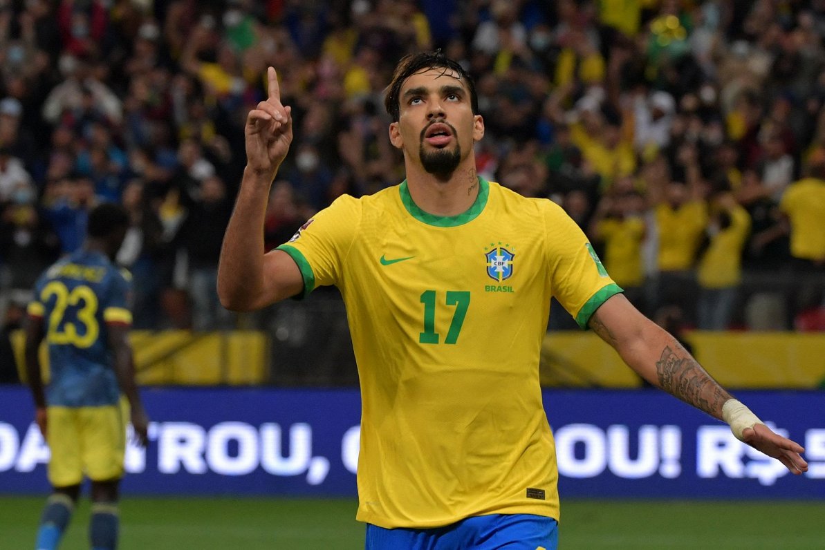 Brazīlijas futbolists Lukass Paketa atzīmē vārtu guvumu spēlē pret Kolumbiju