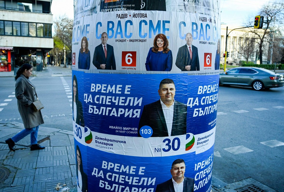 Politisko spēku reklāmas Bulgārijas galvaspilsētā Sofijā. 2021. gada novembris