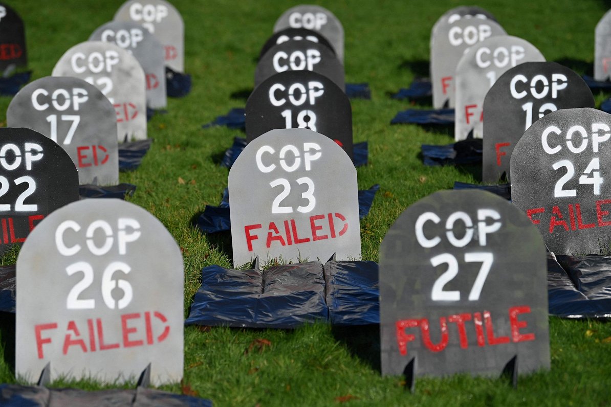 Glāzgovas nekropolē izvietoti &quot;kapakmeņi&quot;, kas kritizē klimata konferencē panākto