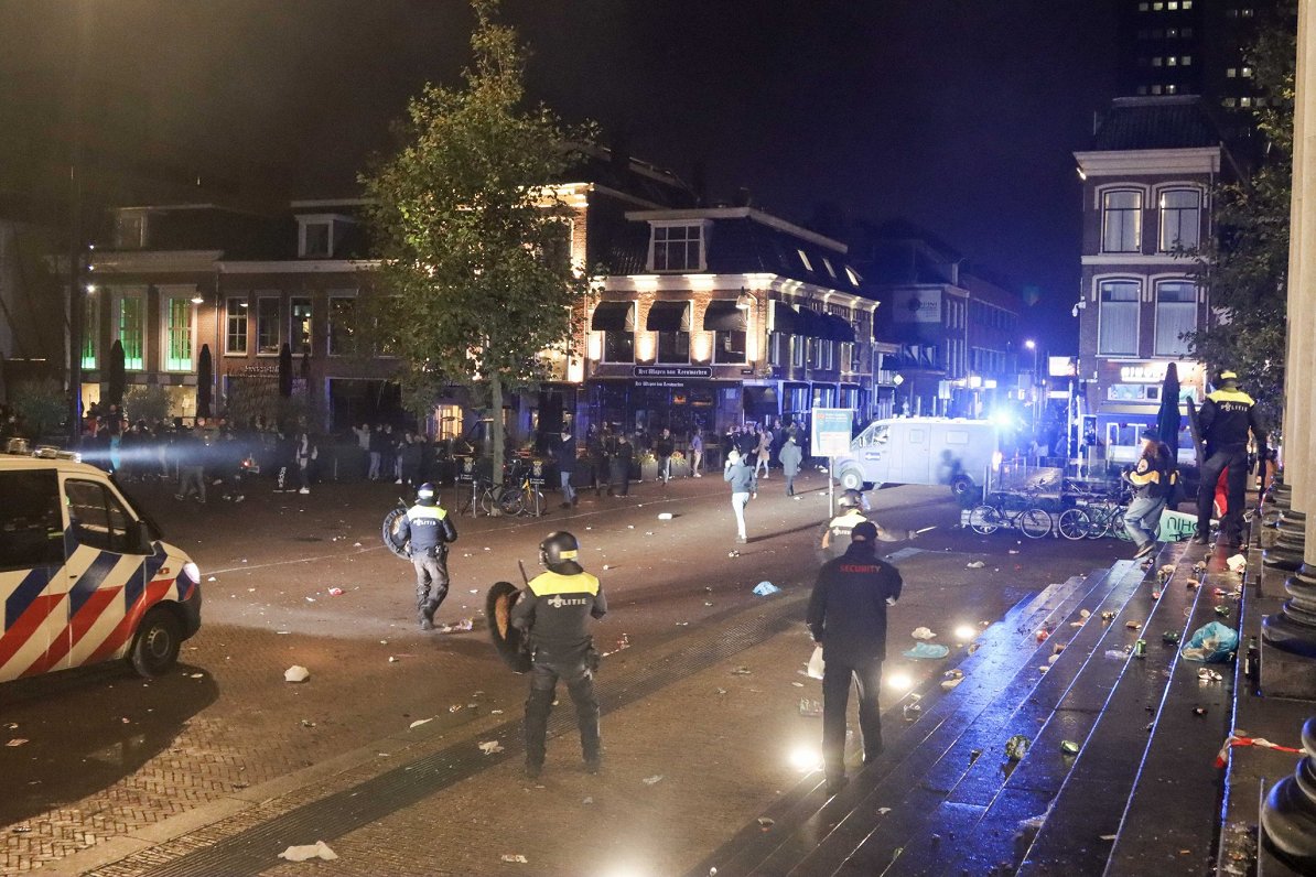 Policija izgaiņā protestētājus Nīderlandes pilsētā Leuvardenā (13.11.2021.)