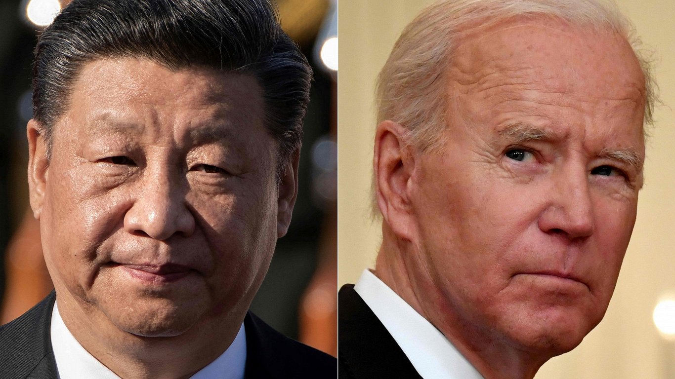 No kreisās: Ķīnas prezidents Sji Dzjiņpins, ASV prezidenta Džo Baidens