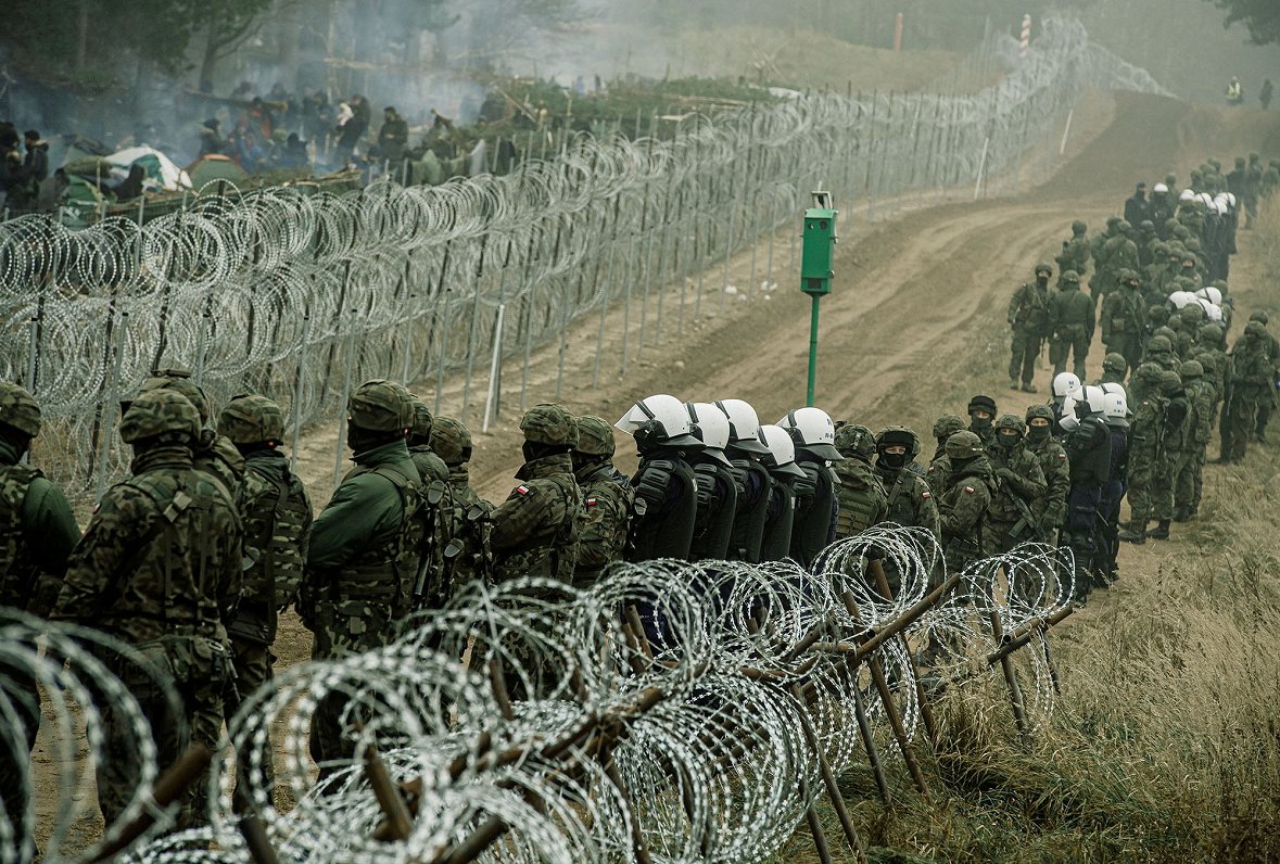 Polijas drošības spēki sargā robežu ar Baltkrieviju, kur sapulcējies liels skaits migrantu