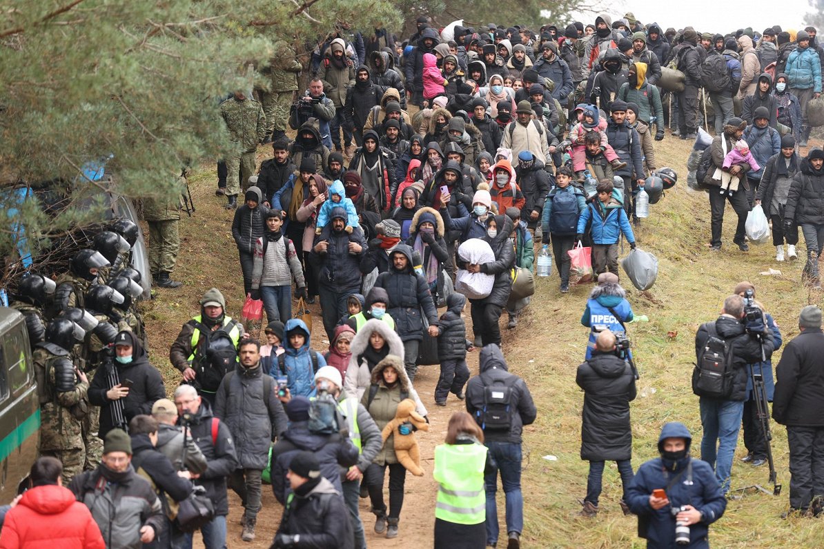 Migranti dodas uz robežkontroles punktu