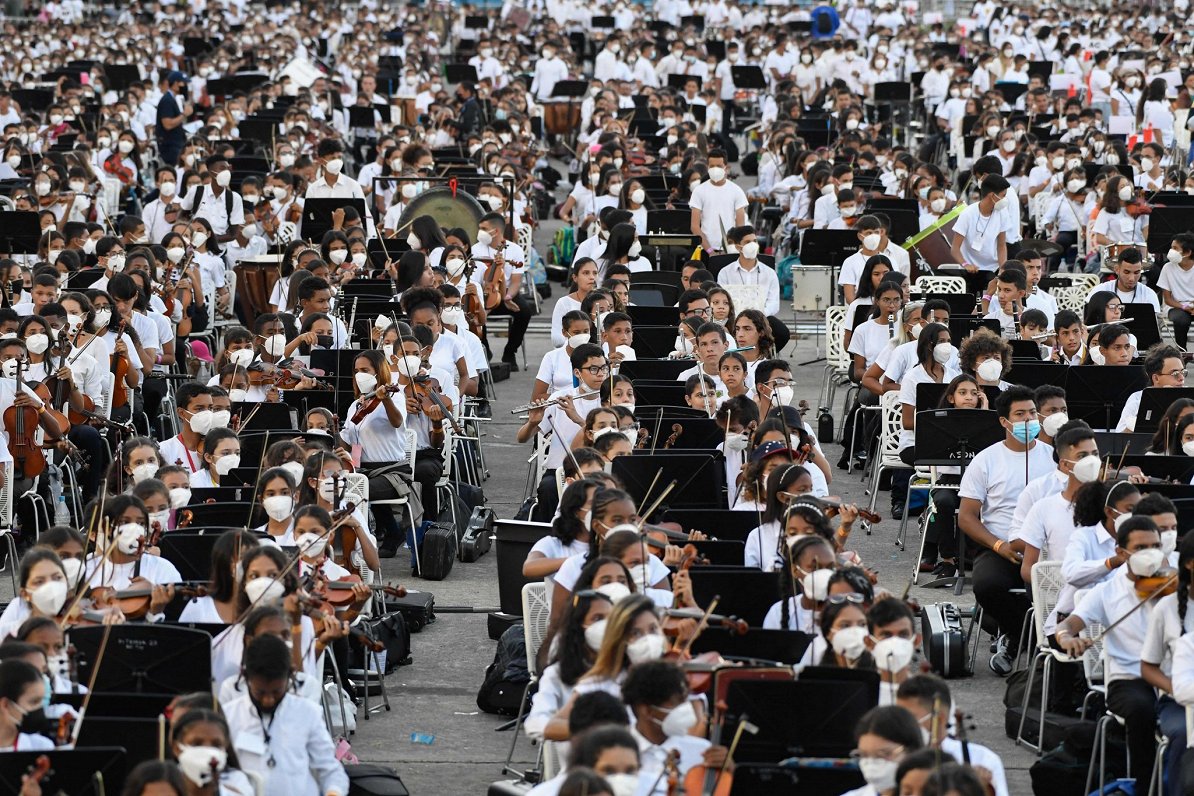 Ginesa rekordam sevi piesaka orķestris ar 12 tūkstošiem mūziķu. Karakasa, 2021. gada 13. novembris