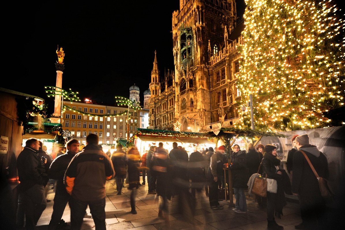 Ziemassvētku tirdziņš Minhenē pirms pandēmijas