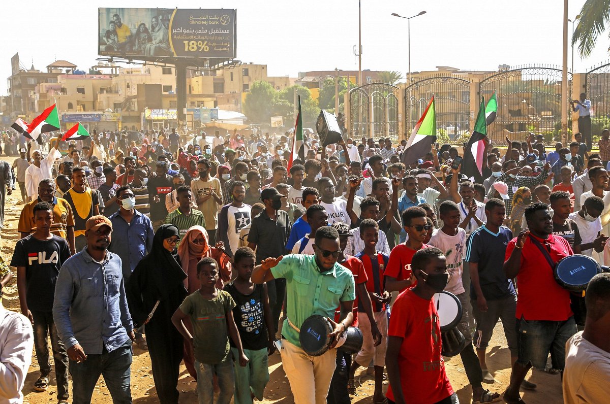 Protesta akcija pret Sudānā notikušo apvērsumu