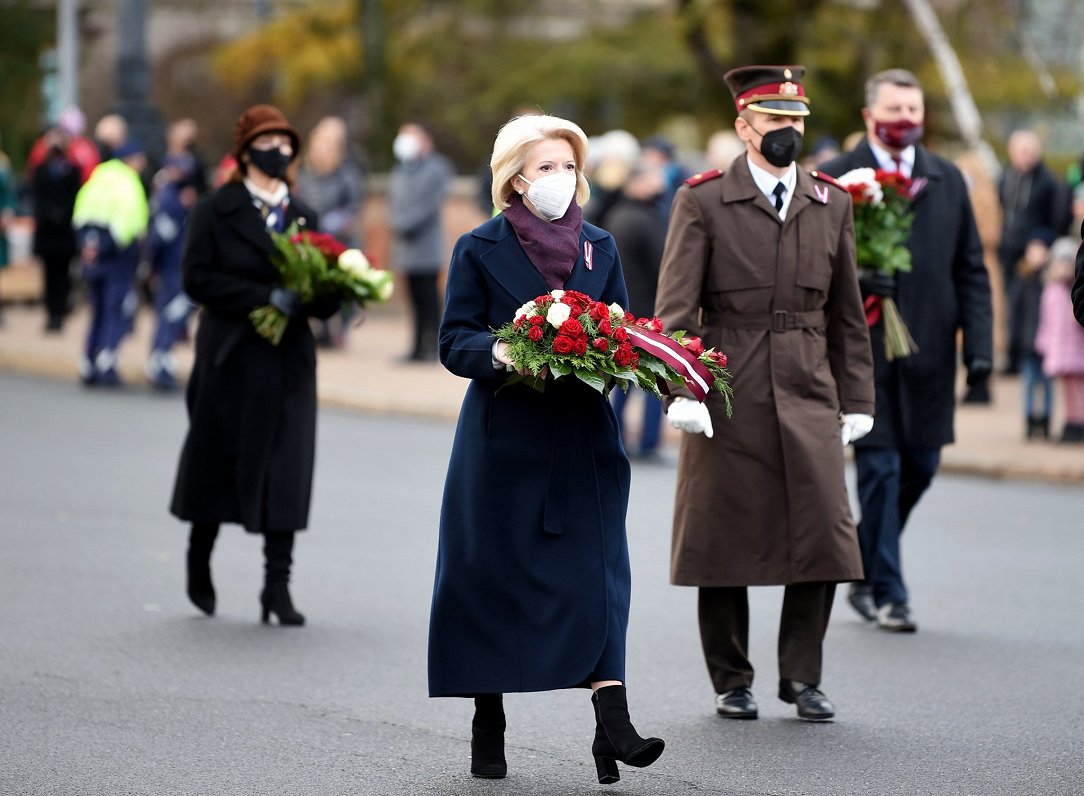 Ziedu nolikšana pie Brīvības pieminekļa Latvijas proklamēšanas gadadienā