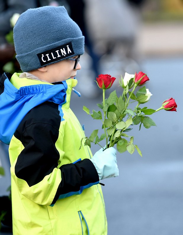 Ziedu nolikšana pie Brīvības pieminekļa Latvijas proklamēšanas gadadienā