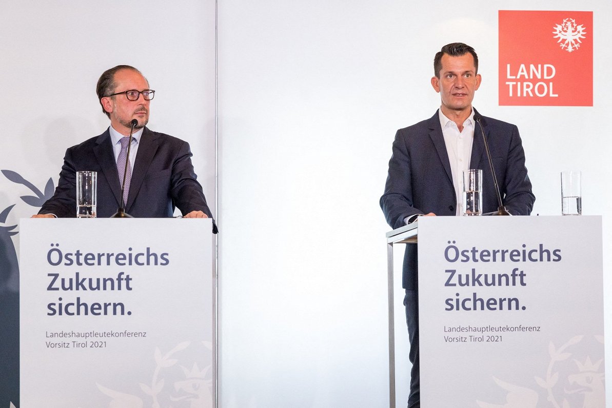 Attēlā no kreisās Austrijas kanclers Aleksandrs Šallenbergs un veselības ministrs Volfgangs Mikštein...