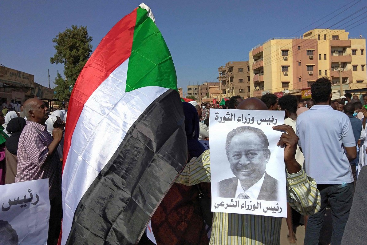 Sudānā protesta akcijas pret militāristu valdību. Plakātā militārā apvērsumā gāztais premjerministrs...