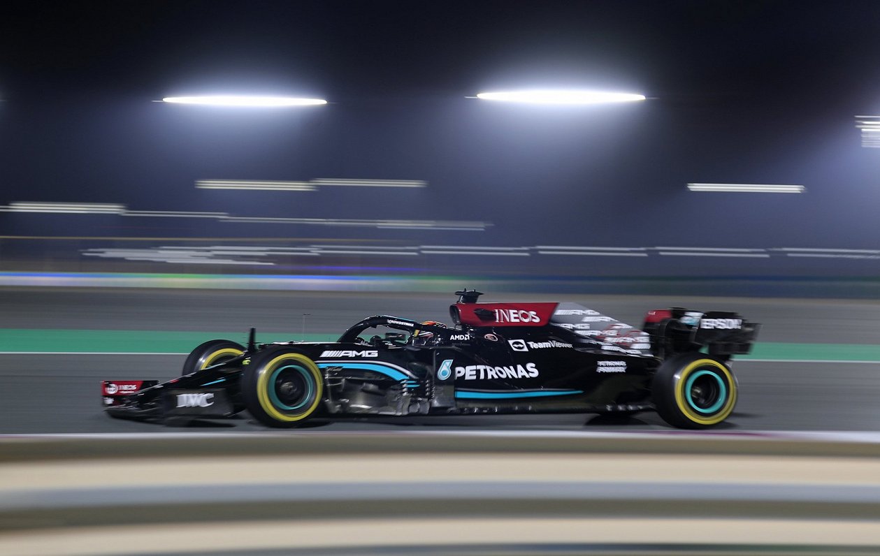 Lūiss Hamiltons trasē F-1 Kataras &quot;Grand Prix&quot; izcīņā