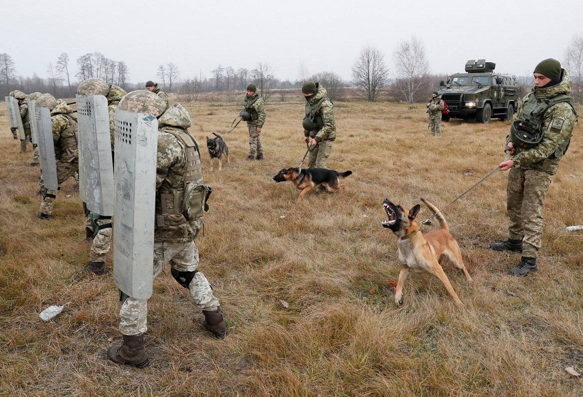 Ukrainas robežsargu mācības netālu no Baltkrievijas robežas