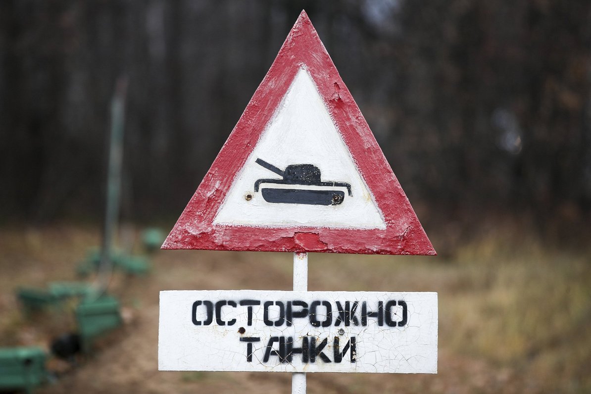Krievijas karaspēka mācībās brīdinājuma zīme vēsta &quot;Uzmanību, tanki!&quot;
