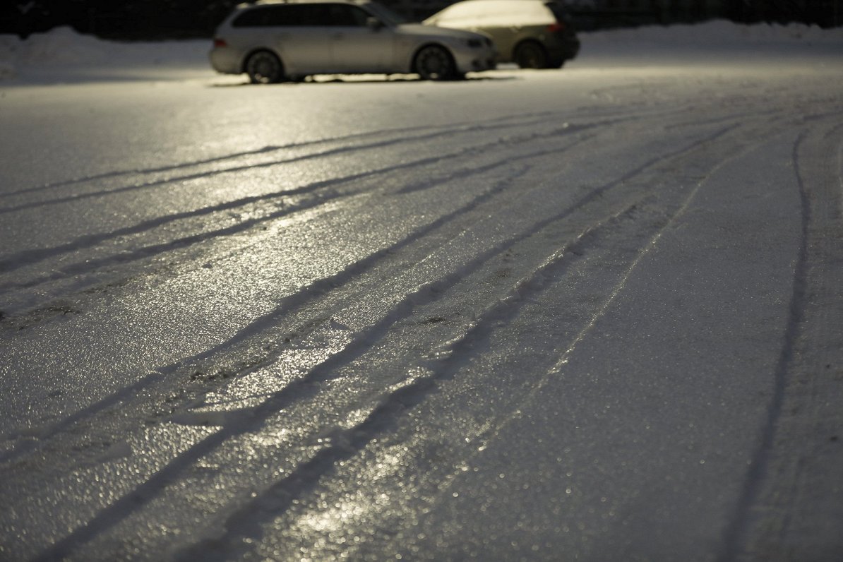 Lielākajā daļā Latvijas sniegs un apledojums apgrūtina braukšanu