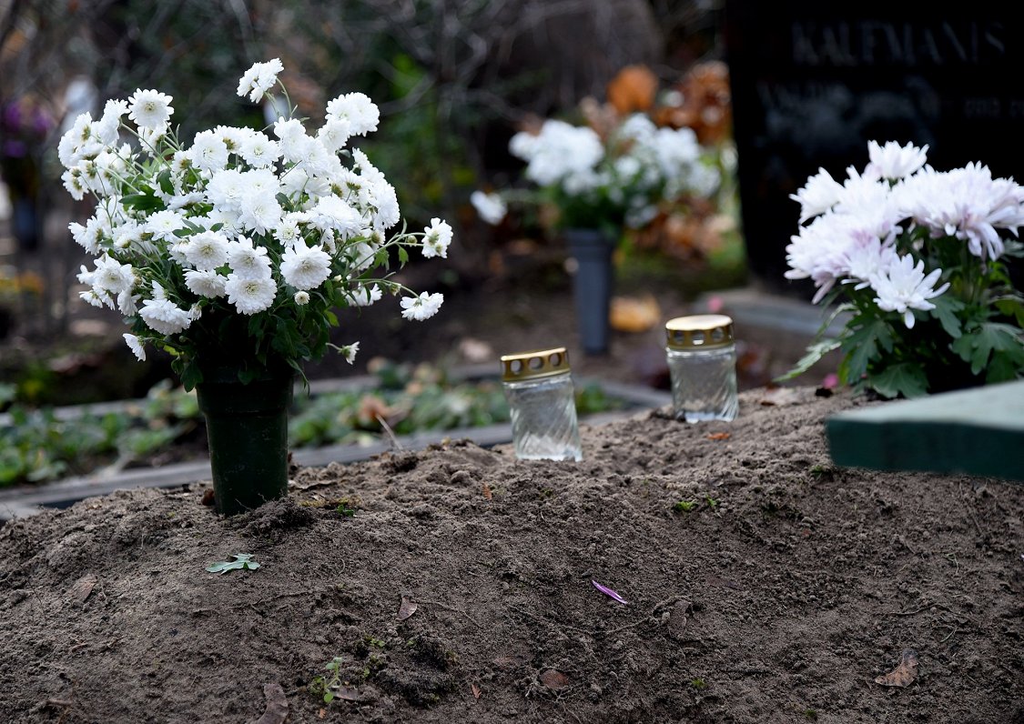 Sveces un ziedi Matīsa kapos.