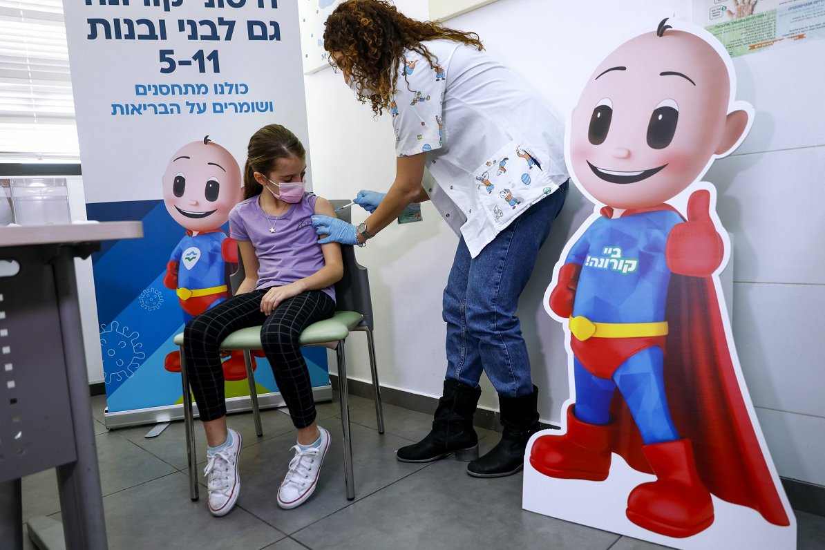 Deviņus gadus veca meitene Izraēlā saņem vakcīnu pret Covid-19