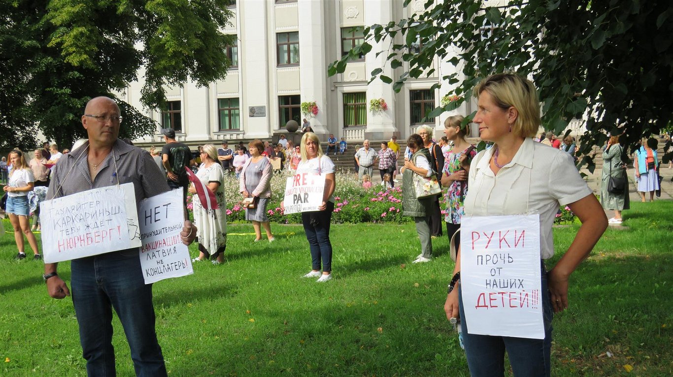 Людмила Рязанова (справа) в Лиепае на акции протеста против обязательной вакцинации, август 2021