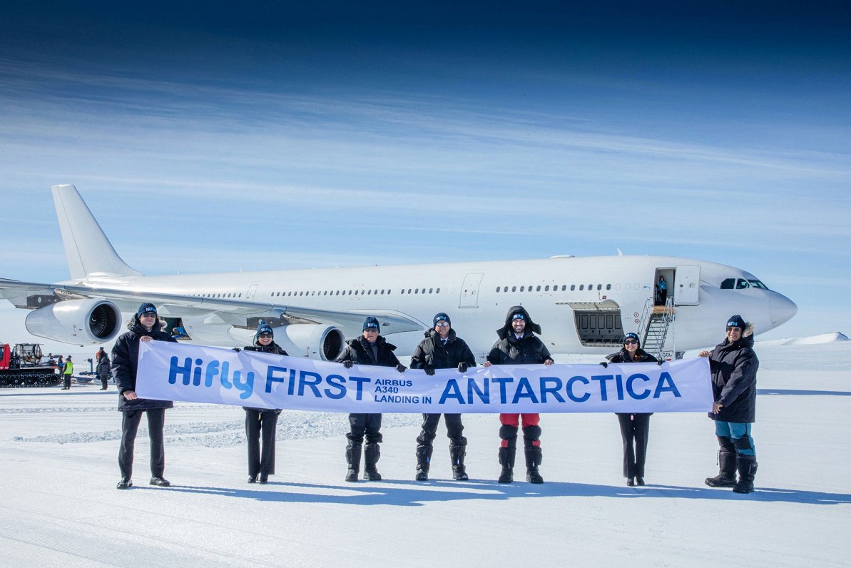 Kompānijai “Hi-Fly” piederošā “Airbus” A340 kravas lidmašīna uz Antarktīdas ledus skrejceļa, 2021.ga...