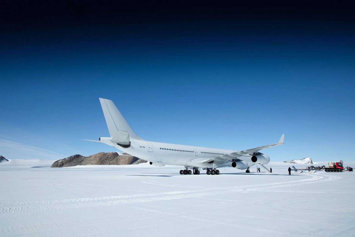 Kompānijai “Hi-Fly” piederošā “Airbus” A340 kravas lidmašīna uz Antarktīdas ledus skrejceļa, 2021.ga...