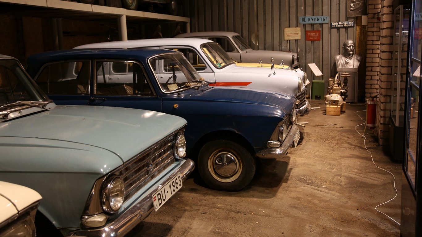 Автомобили в ретро-гараже в Даугавпилсе