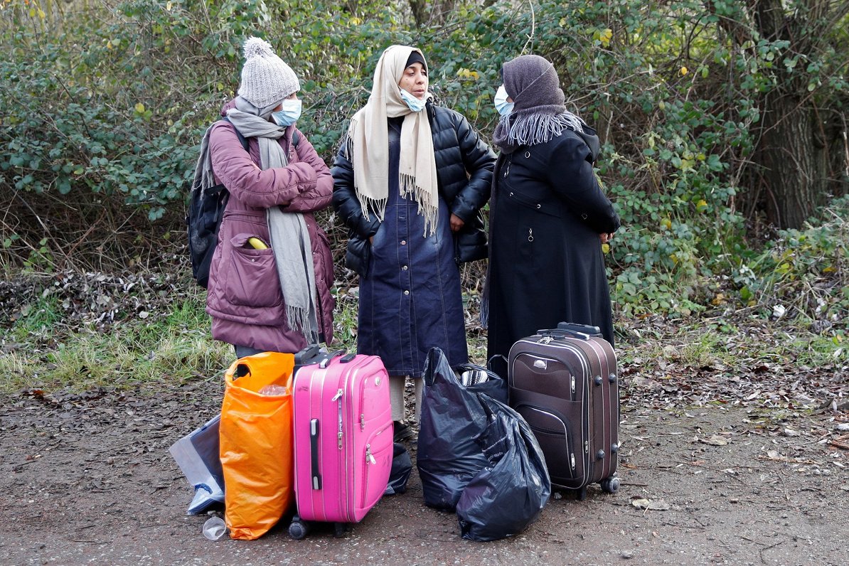 Migrantu sievietes Francijas piekrastē
