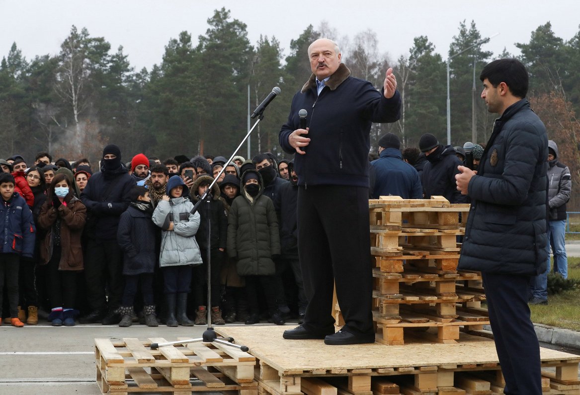 Baltkrievijas vadonis Aleksandrs Lukašenko piektdien apmeklēja migrantus, kas pulcējušies pie robeža...