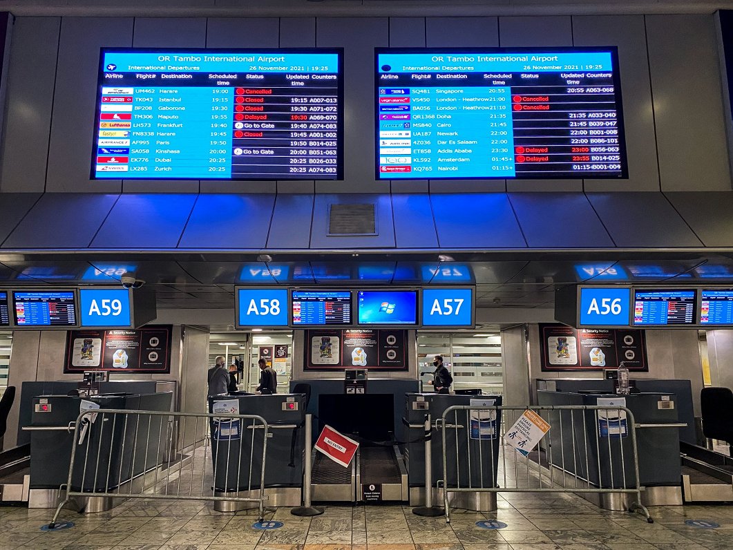 Paziņojums par atceltiem reisiem uz tablo Johannesburgas lidostā Dienvidāfrikas Republikā 2021. gada...