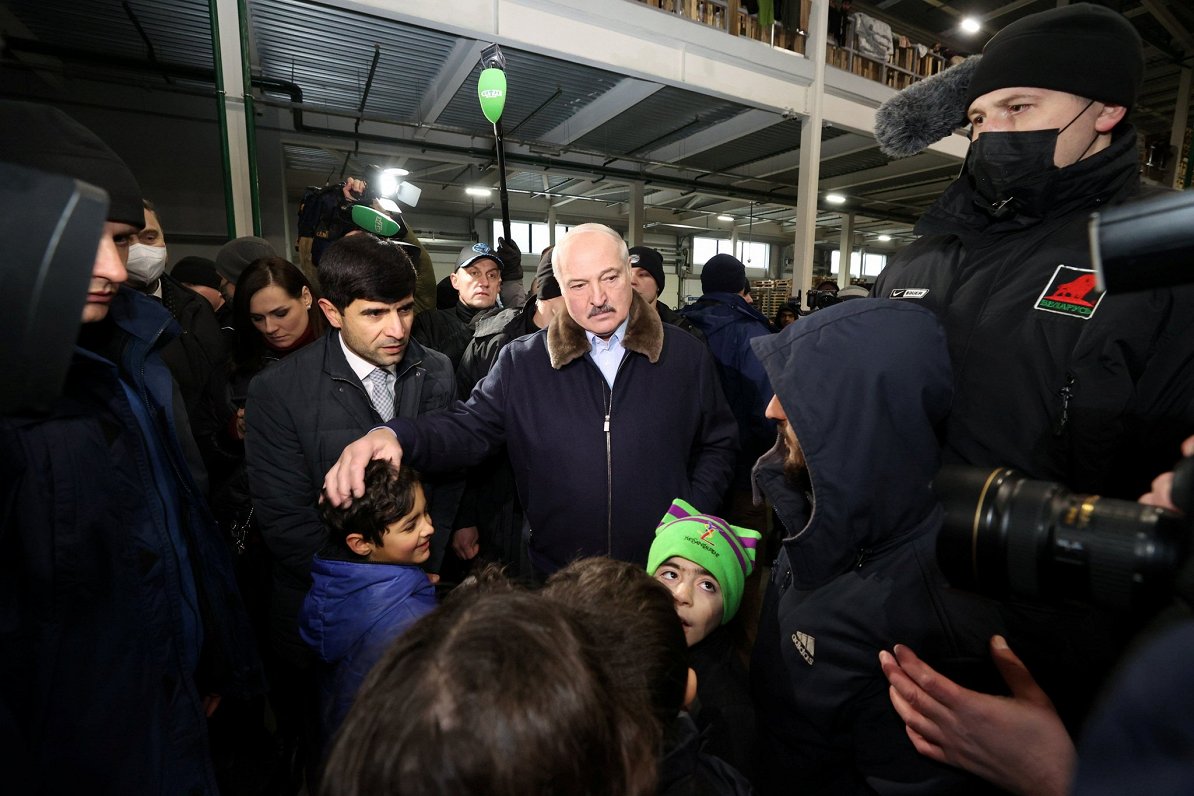 Aleksandrs Lukašenko tiekas ar migrantiem pie Basltkrievijas-Polijas robežas 26.11.2021.