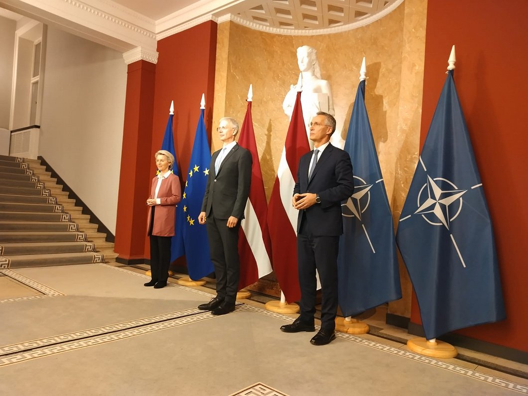 NATO ģenerālsekretārs Jenss Stoltenbergs, Latvijas Ministru prezidents Krišjānis Kariņš, EK priekšsē...