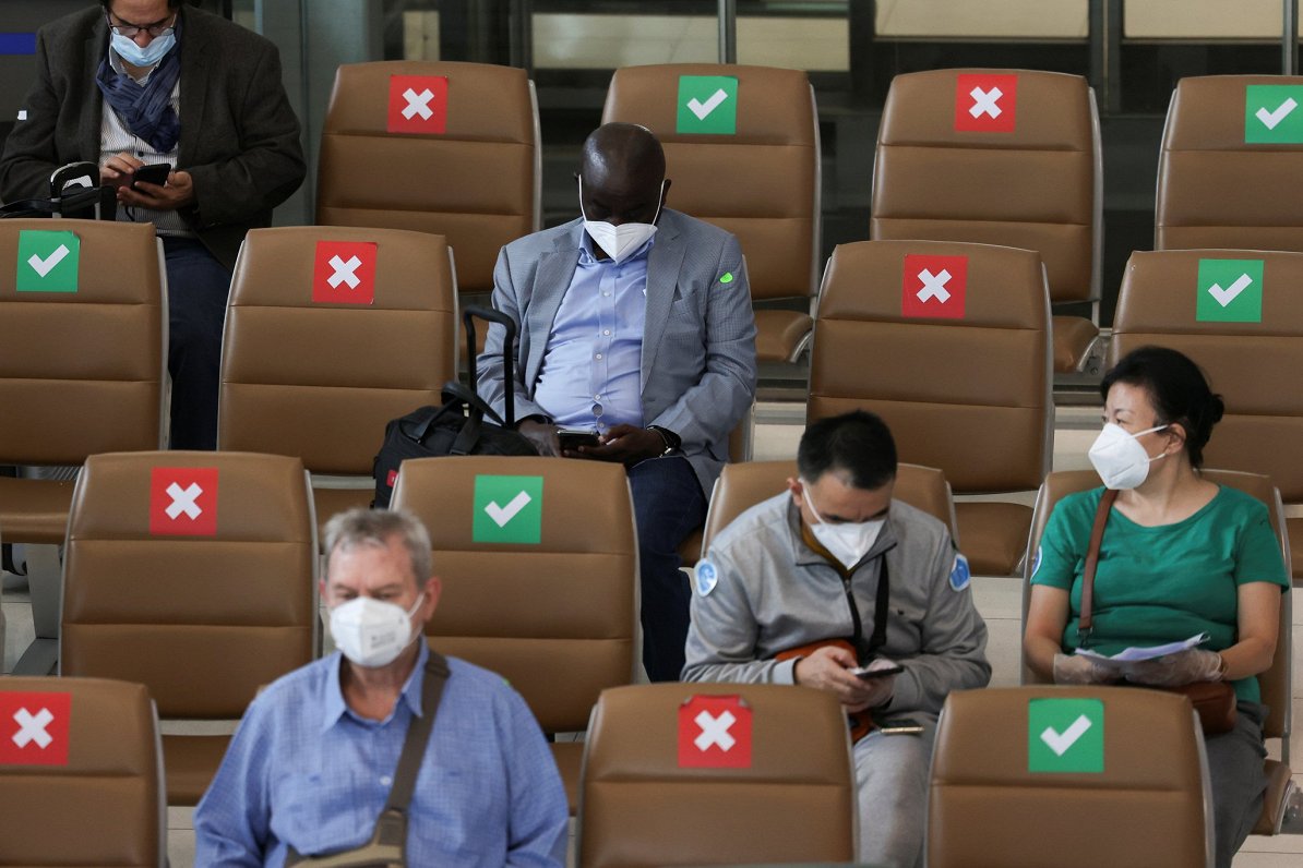 Pasažieri gaida reisu Bangkokas lidostā. Taizeme ir aizliegusi ieceļošanu vairāku Āfrikas dienvidu v...