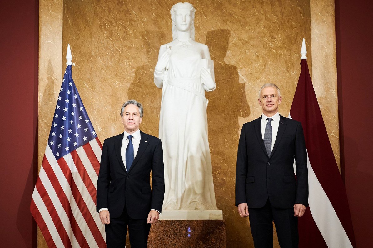 ASV valsts sekretārs Entonijs Blinkens (no kreisās) un Latvijas valdības vadītājs Krišjānis Kariņš