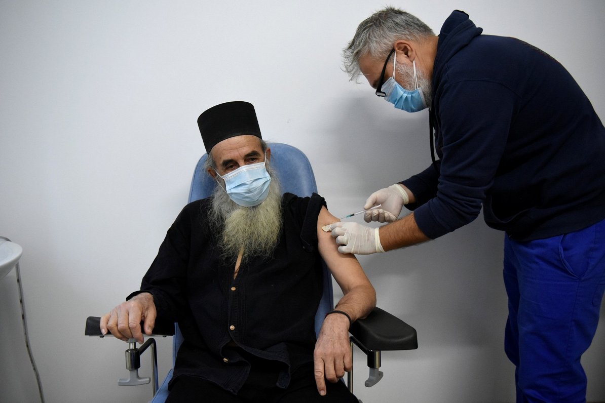 70 gadu vecs grieķu garīdznieks saņem vakcīnu pret Covid-19