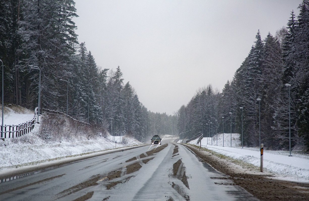 Sniegs un apledojums daudzviet Latvijā apgrūtina braukšanu