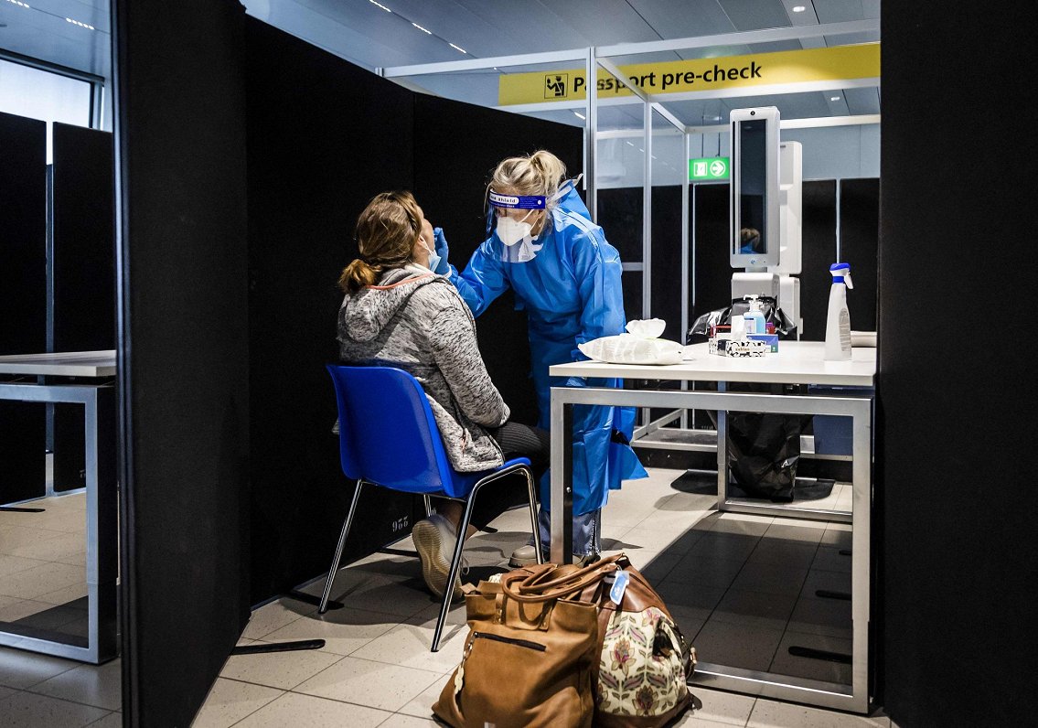 Amsterdamas lidostā tiek pārbaudīti ieceļotāji no Dienvidāfrikas