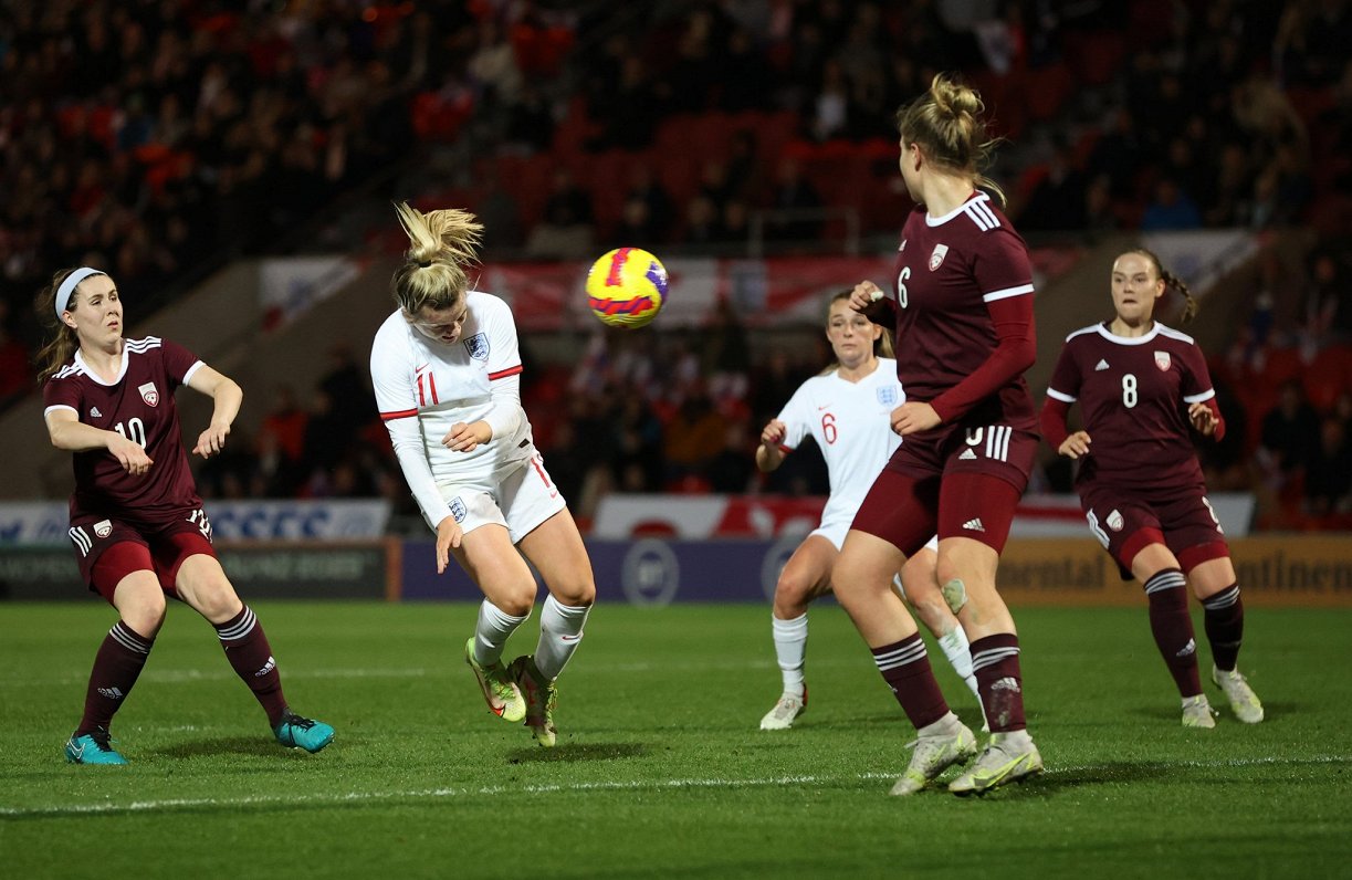 Anglijas futboliste Lorīna Hempa gūst piektos vārtus spēlē pret Latviju