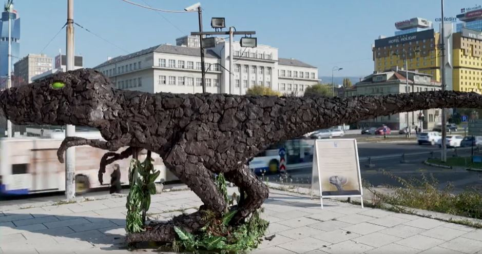 Charcoal tyrannosaurus sculpture highlights climate change risks in Bosnia / Article