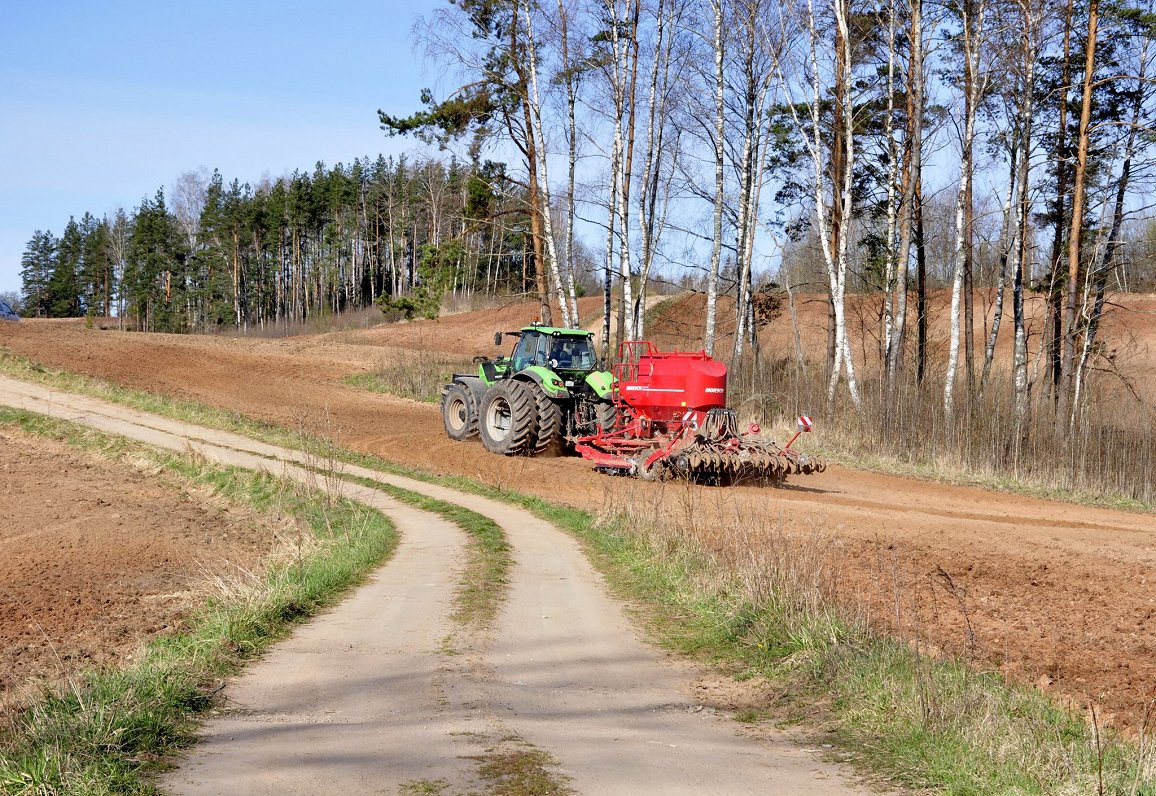 Pavasara augsnes apstrādāšanas darbi zemnieku saimniecībā &quot;Debeskalni&quot; Daugavpils novada S...