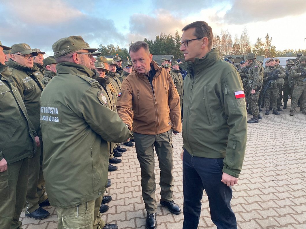 Polijas premjerministrs Mateušs Moraveckis tiekas ar valsts aizsargspēkiem netālu no Baltkrievijas r...