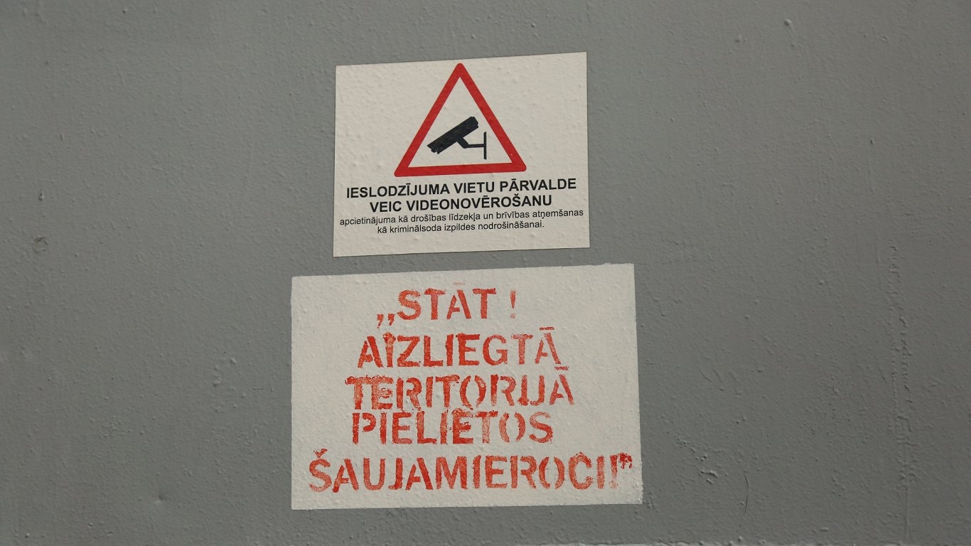 Предупреждающие надписи в Екабпилсской тюрьме