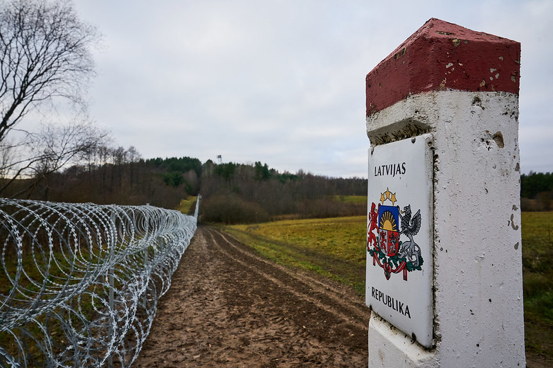 Latvijas–Baltkrievijas robeža un tajā izbūvētais pagaidu žogs, 2021.gada novembris.