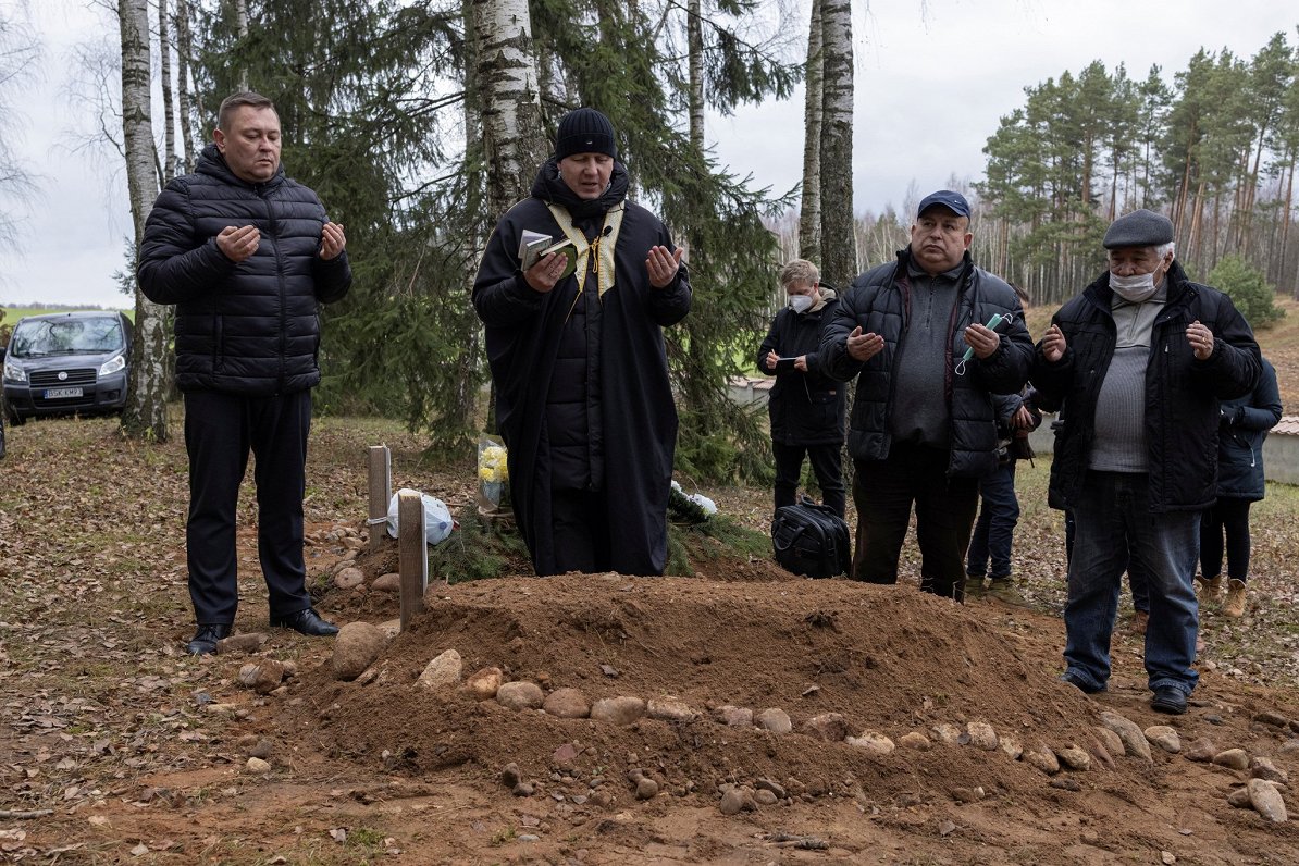 Polijas musulmaņi pavada pēdējā gaitā migrantu, kurš gājis bojā pie Baltkrievijas un Polijas robežas