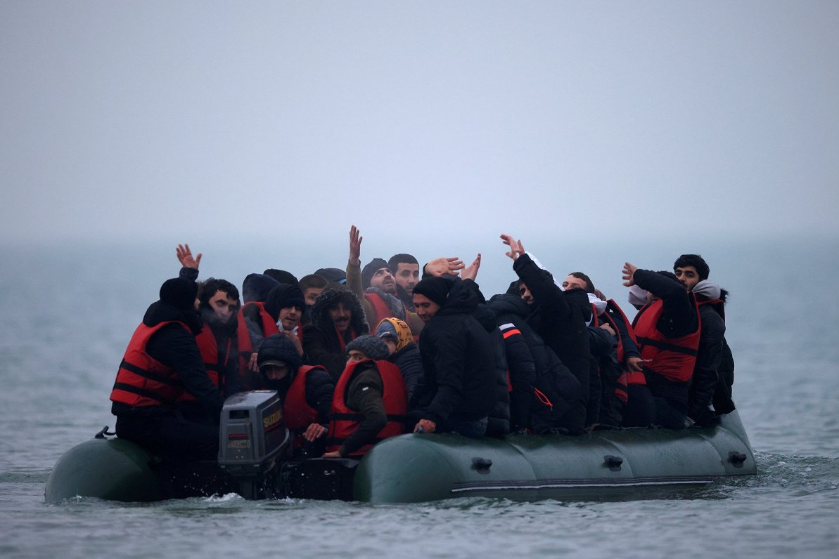 Migranti ar motorlaivu mēģina šķērsot Lamanša šaurumu. Trešdien viena no šādām laivām apgāzās, 27 ci...
