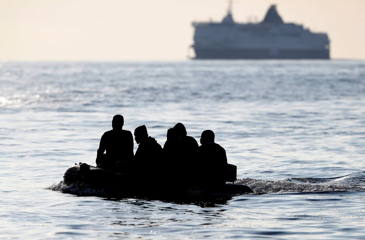 Migranti ar motorlaivu mēģina šķērsot Lamanša šaurumu