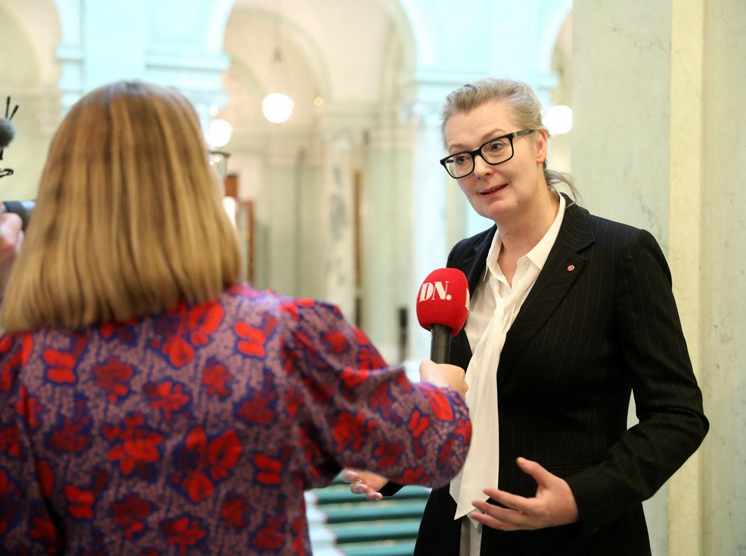 Zviedrijas skolu ministre Līna Akselsone–Kīlbluma sniedz interviju